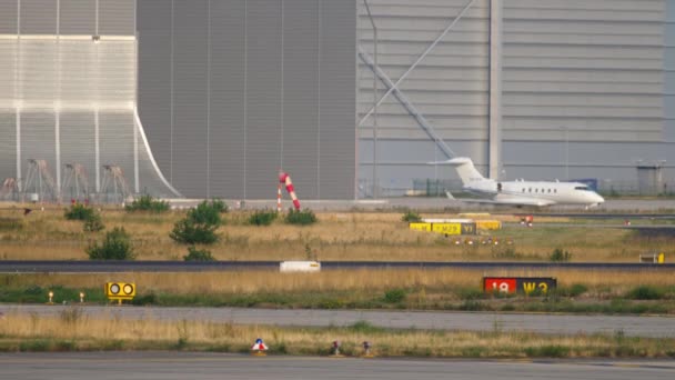 Transporte aéreo regional para o terminal após a aterragem. — Vídeo de Stock
