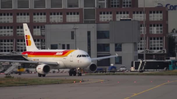 Iberia Airbus A320 taxiando para a pista para a partida — Vídeo de Stock