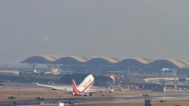 Boeing 747 Hong Kong 'dan kalkıyor. — Stok video