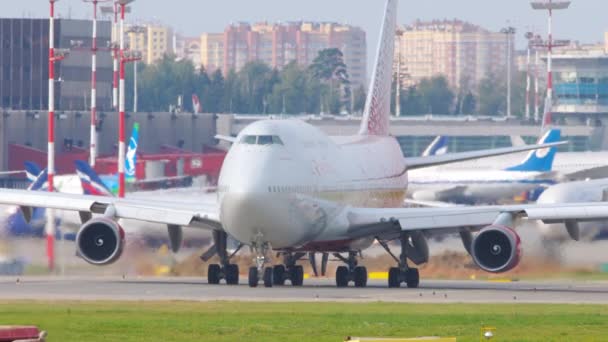 Boeing 747 uçağı kalkıştan önce piste iniyor. — Stok video