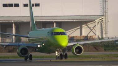 S7 Airlines Embraer 170 kalkış için piste iniyor.