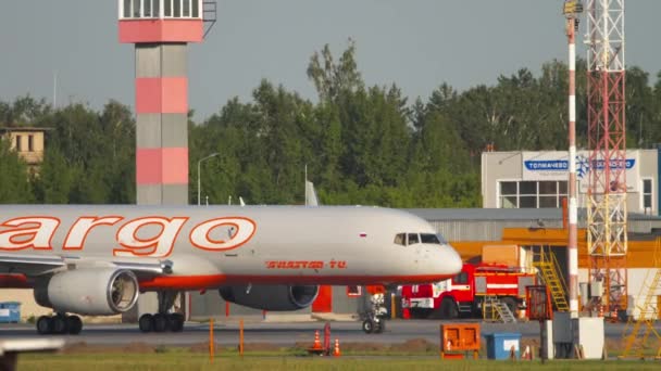 Airfreighter taxiing after landing — Stock Video