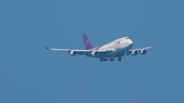 Thai Airways Boeing 747 vliegtuig op eindnadering voor de landing — Stockvideo