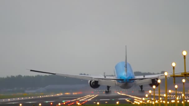 Avión aterrizando en un viento cruzado — Vídeos de Stock