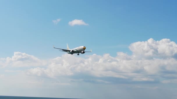 Avion de ligne approchant de la piste au-dessus de la plage océanique — Video