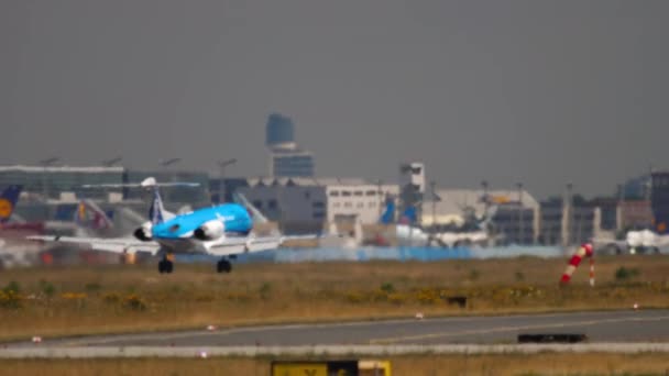 KLM Cityhopper Fokker 70 landing — Stockvideo