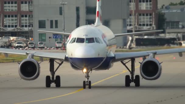 Airbus 319 British Airways выезжает на взлетно-посадочную полосу — стоковое видео