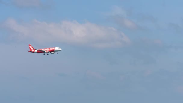 Vliegtuig nadert de landingsbaan over het oceaanstrand — Stockvideo