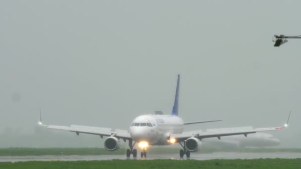 阿斯塔纳航空公司空中客车320滑行后在雨中着陆. — 图库视频影像