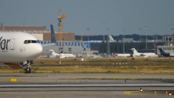 Condor Airlines Boeing 767 auf dem Weg zum Abflug — Stockvideo