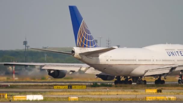 United Airlines Boeing 747 aereo di linea in taxi per la pista di partenza — Video Stock