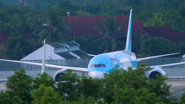 TUI Airways Boeing 787 Dreamliner sendo empurrado para trás do estacionamento antes da partida — Vídeo de Stock