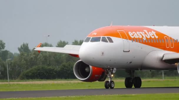 EasyJet Airbus A319 bromsar in på banan efter landning — Stockvideo