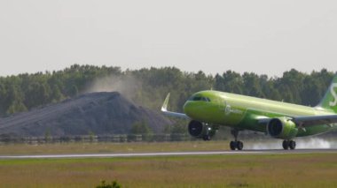 S7 Airlines Airbus A320 Novosibirsk 'e iniyor.