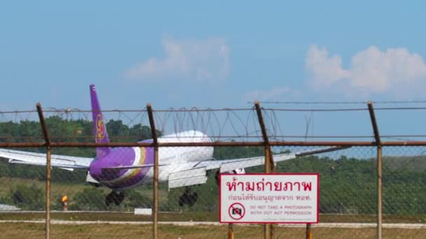 Boeing 777 landet auf Flughafen Phuket — Stockvideo