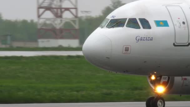 Air Astana Airbus 320 taxning efter landning — Stockvideo