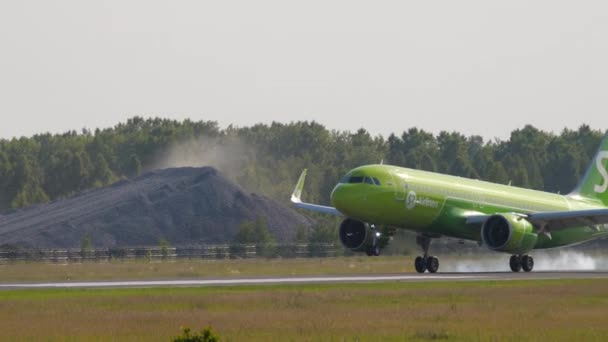 Aterrizaje de S7 Airlines Airbus A320 en Novosibirsk — Vídeo de stock