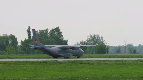 Forces armées avion de transport militaire circulant vers la piste pour le décollage — Video