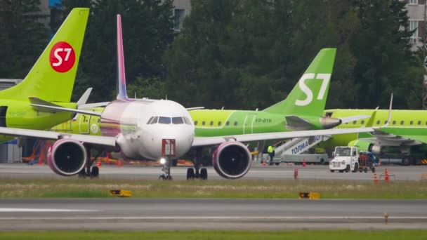 WizzAir Airbus A321 taxning på asfalten — Stockvideo
