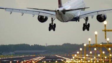 Çapraz rüzgara iniş yapan uçak.