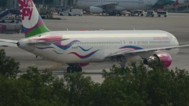 Boeing 767 inişten sonra kalkıyor.