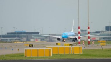 Boeing 737 piste çıkıyor.