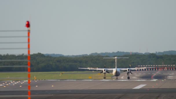 Turbopropflygplan som bromsas upp efter landning — Stockvideo