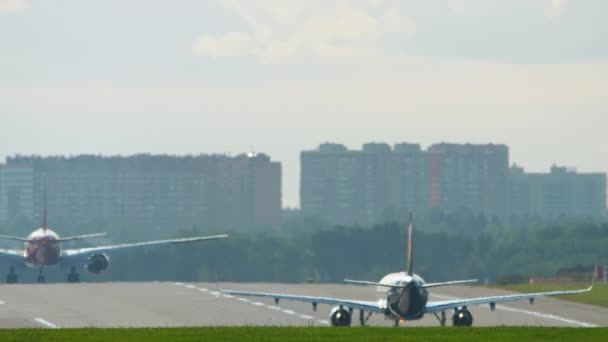 Ruch lotniczy na lotnisku, Moskwa. — Wideo stockowe