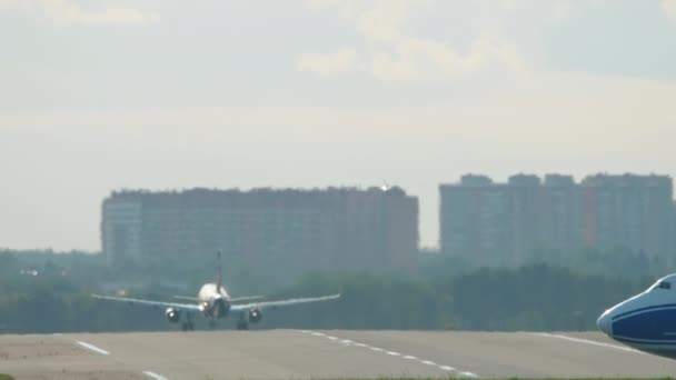 Flugverkehr auf dem Flughafen Moskau. — Stockvideo