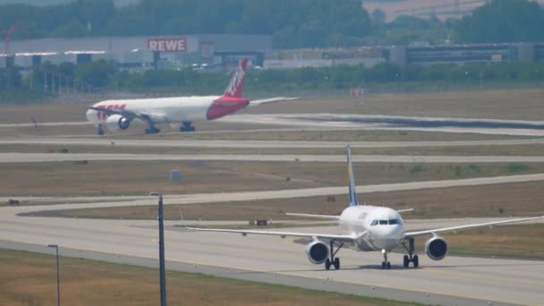 Повітряний рух у Франкфуртському аеропорту — стокове відео