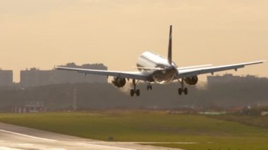 Airbus A320 uçağı sabah ışığında iniyor..