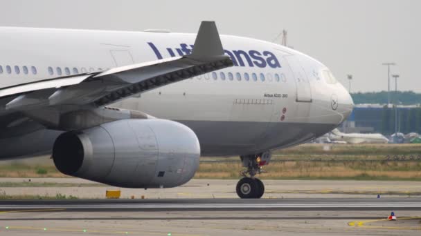 Pesawat Airbus A330 meluncur sebelum keberangkatan. — Stok Video