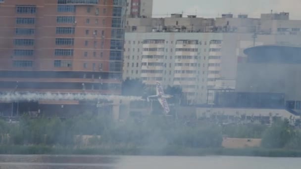 Red Bull Hava Yarışı Spor uçağı performansına meydan okuyor — Stok video