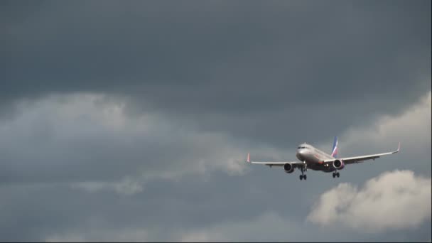 Avión Airbus A320 en aproximación final antes de aterrizar — Vídeos de Stock