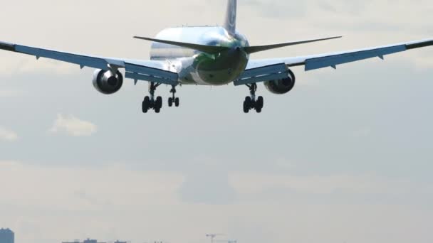 Letadlo Boeing 767 přistálo na ranveji na letišti Šeremetěvo — Stock video