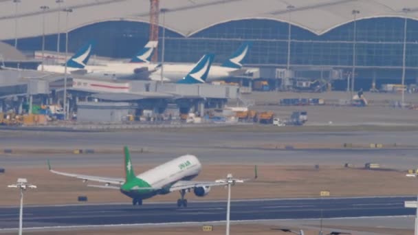 A321 aereo di linea in decollo da Hong Kong. — Video Stock