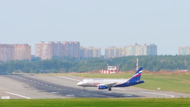 Aeroflot - Rosyjskie Linie Lotnicze Suchoi Superjet 100 regionalne samoloty kołowania do pasa startowego do odlotu — Wideo stockowe