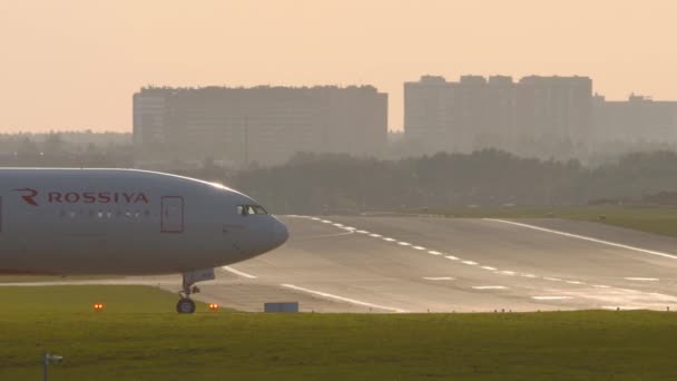 Boeing 777 de Rossiya Airlines circulant vers la piste pour le départ — Video