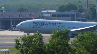 Boeing 777 Phuket havaalanına iniyor.