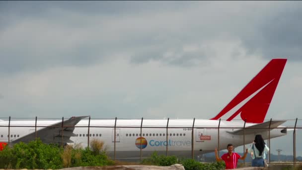 Boeing 777 avion de ligne au sol pour le départ — Video