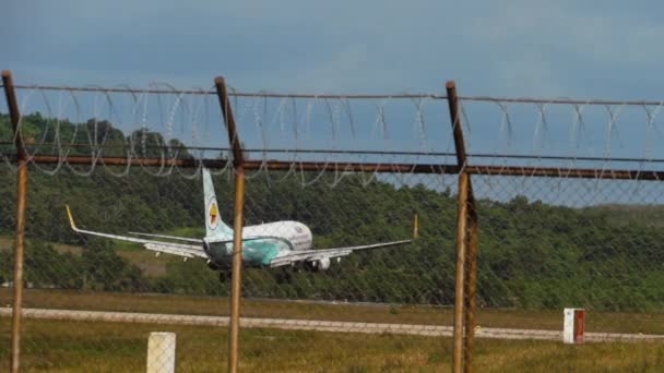 Avión acercándose a la pista sobre la playa oceánica — Vídeo de stock