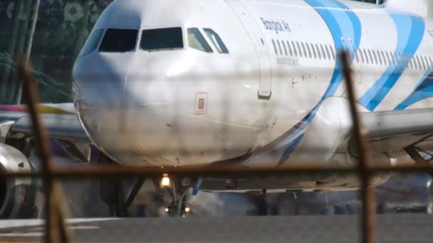 Airbus 320 uçağı kalkış için piste dönüyor. — Stok video