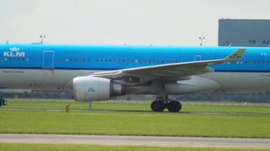 Airbus 330 bir traktör tarafından çekiliyor.