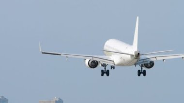 Moskova havaalanına bölgesel jet uçağı iniyor..