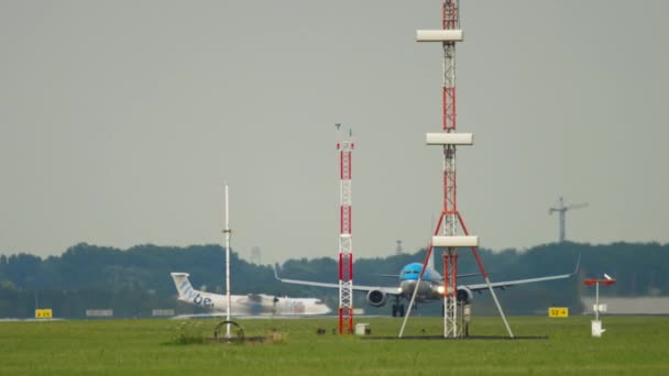 Взлет авиалайнера KLM Boeing 737 — стоковое видео