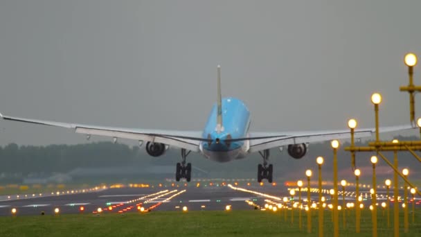 Avión aterrizando en un viento cruzado — Vídeo de stock