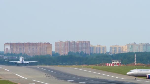 シェレメチェヴォ国際空港、モスクワの航空交通. — ストック動画