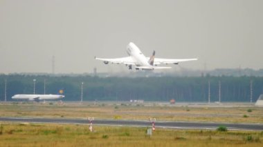 Lufthansa Boeing 747 uçağı Frankfurt 'tan kalkıyor.