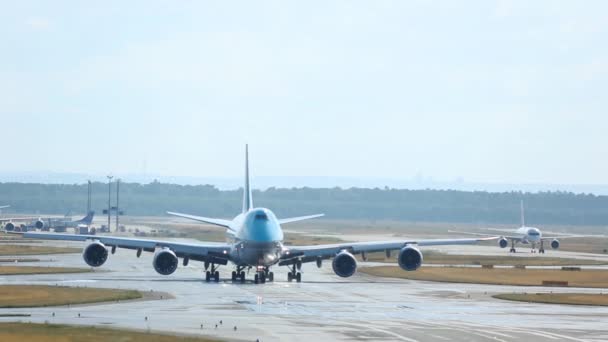 Avión de gran cuerpo en rodaje a pista de despegue. — Vídeo de stock