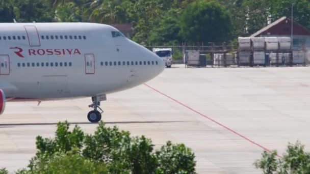 Flugzeug rollt vor dem Abflug — Stockvideo